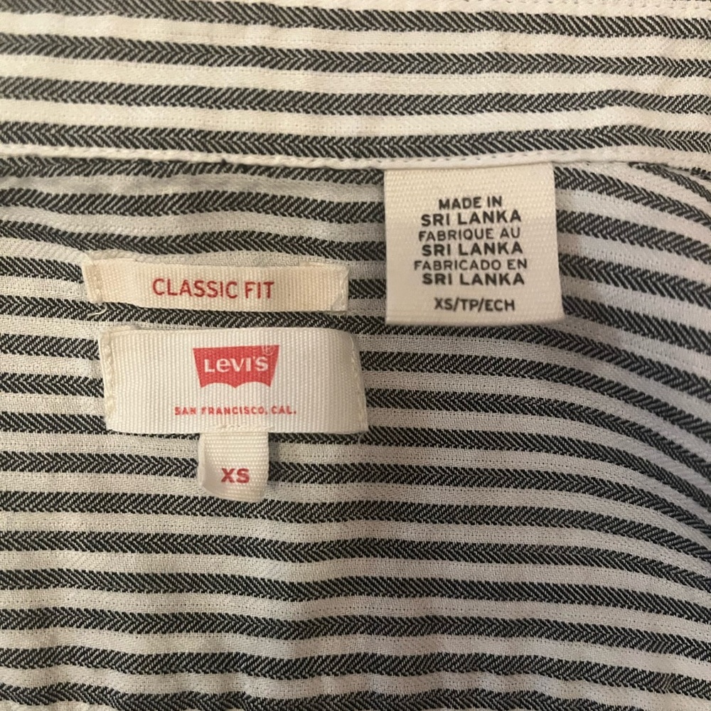 Women’s Levi's Classic Fit Navy White Stripe Button Down Shirt XS - Picture 2 of 5